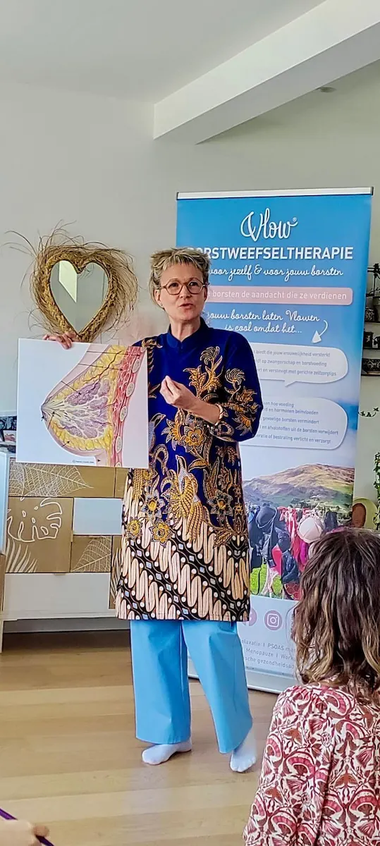 Intieme groep vrouwen tijdens een lezing over borstgezondheid