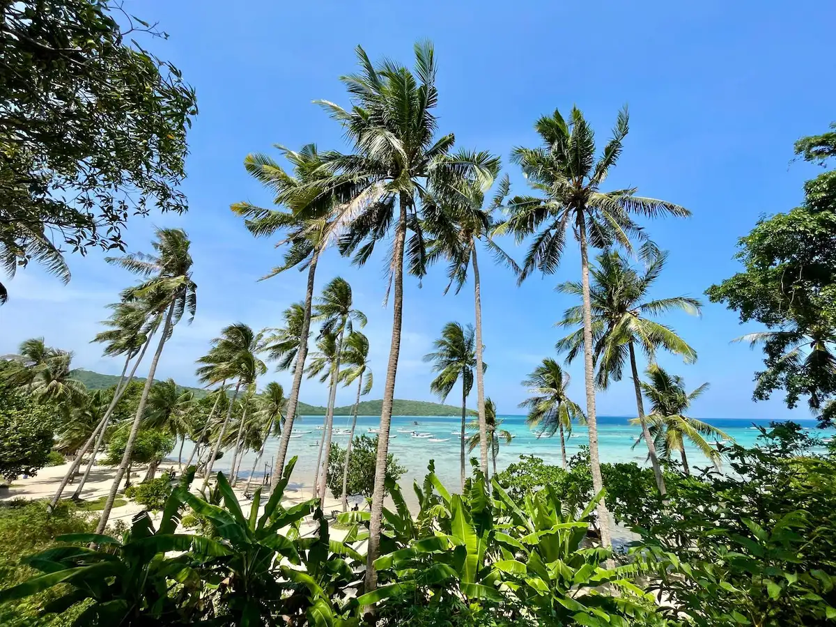 Vrouw ademt bewust en ontspant op het strand