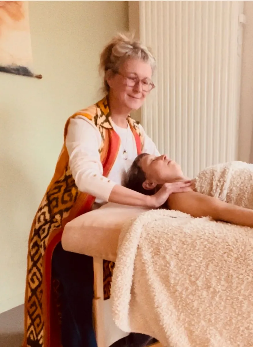 Sarah tijdens een therapeutische massage sessie