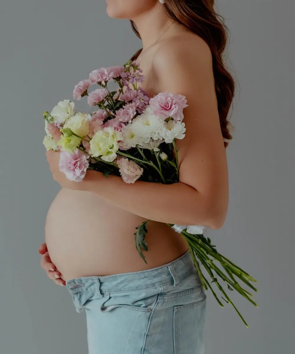 Zwangere vrouw ontvangt ontspannende Lomi Lomi massage