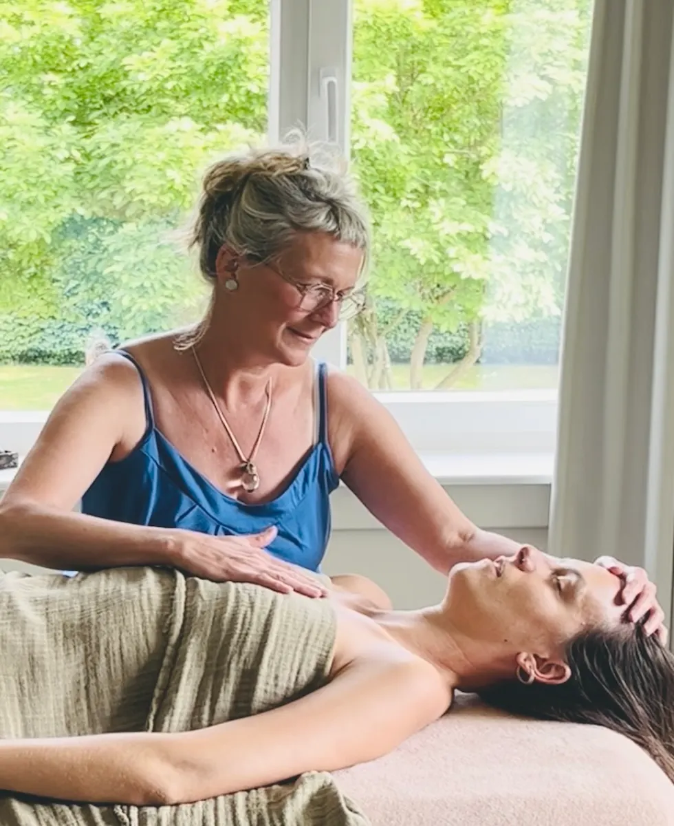 Sarah tijdens een therapeutische massage sessie